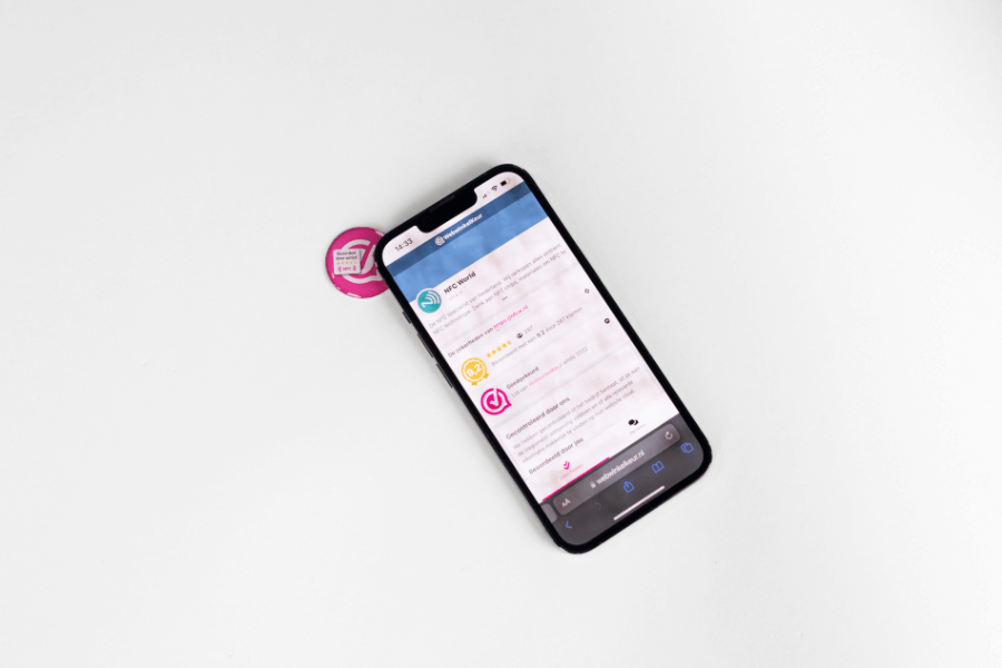 WebwinkelKeur review sticker featuring a phone